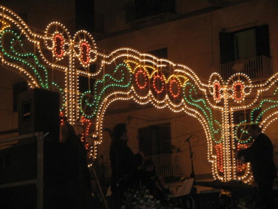 Luminarie e Città di Conversano con coro lirico (1).JPG