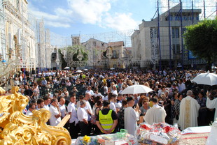 fedeli in piazza alla ss. messa