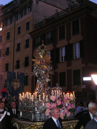 l'arca della madonna di montallegro seguita dal gonfalone della città di rapallo